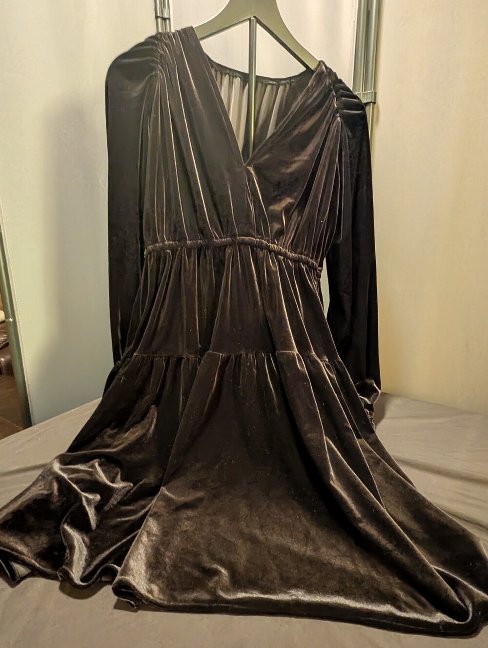 Women’s Black Velvet Long Sleeve V-Neck Tiered Dress Large/Xl Beautiful
